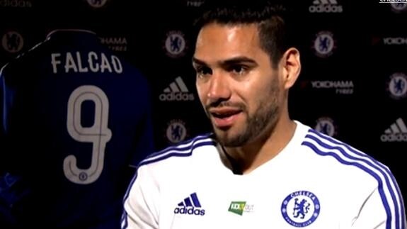 Radamel Falcao con la camiseta del Chelsea.