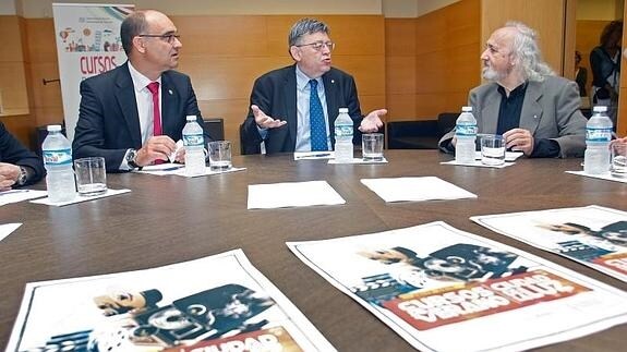 Puig (C), entre el director de cine Montxo Armendáriz (i) y el Rector de la Universidad de Alicante, Manuel Palomar, en la presentación de los cursos de verano Ciudad de la Luz.