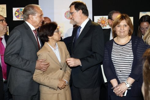 José Manuel Boquet y Vicenta Rodríguez, miembros de la Mesa, junto a Rajoy. :: irene marsilla