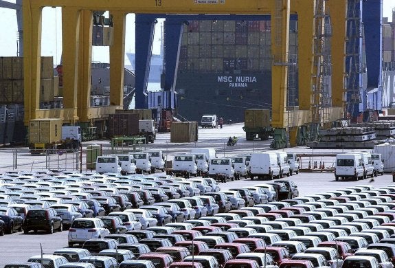 El tirón del automóvil impulsa al Puerto de Valencia pese al descenso de los contenedores