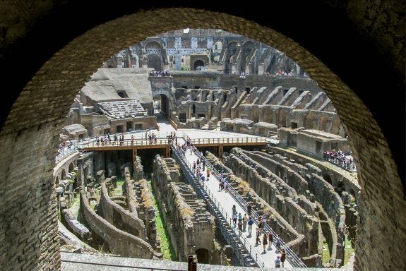 Turistas pasean entre las ruinas del Coliseo de Roma. :: epa