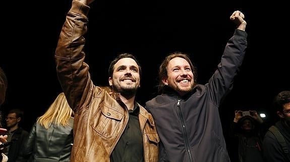 Alberto Garzón y Pablo Iglesias, en un acto.