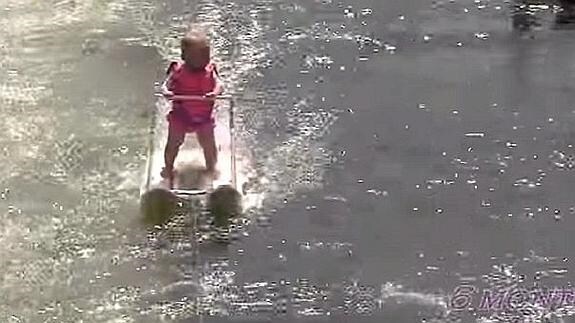 Un bebé de seis meses bate un récord de esquí acuático