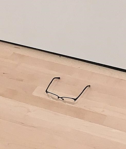 Confunden unas gafas en el suelo con una obra de arte