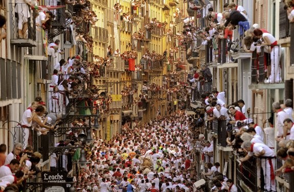 Esta imagen de la calle Estafeta fue premiada con el Ortega y Gasset de 2014. :: pedro armestre