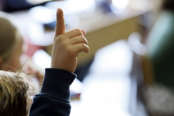 Un niño levanta el brazo en una clase. :: josé ramón ladra