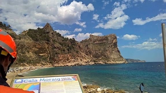 Un miembro de protección civil en el rescate del senderista.