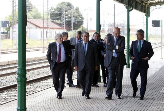 Arriba, estación de la Encina. A la derecha, túnel de Mariaga.  :: juananvaztrenes (Arribe)/m. j. pereda (dcha)La cúpula de AVE se reúne en la Encina. 