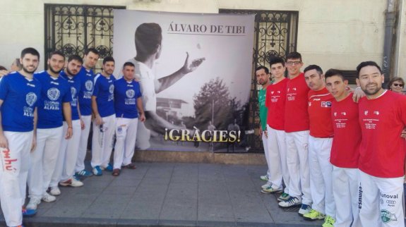 Los equipos de Alfara del Patriarca y Valencia posan junto a una pancarta en honor a Álvaro en la calle Caballeros. :: daniel arnau