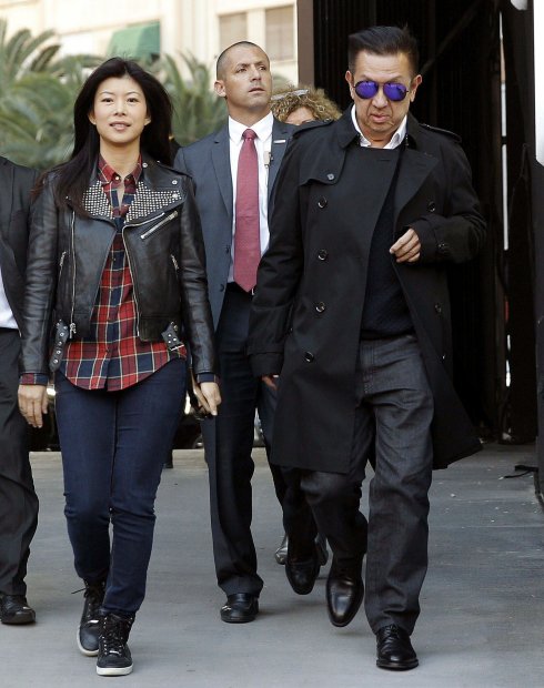 Peter Lim abandona el hotel junto a su mujer, en una de las visitas a Valencia.