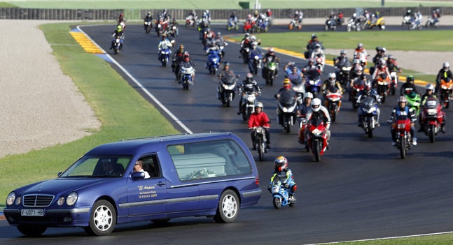 Los restos mortales del piloto de Alberic Bernat Martínez dan la vuelta al trazado del Circuit Ricardo Tormo.