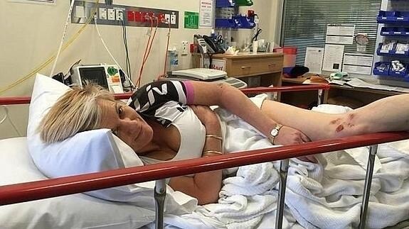 Un canguro rompe los implantes mamarios de una australiana
