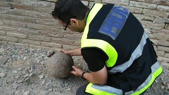 Unos trabajadores hallan tres bombas de mortero del siglo XIX en el Castillo de Sagunto