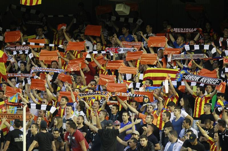 Miembros de la grada joven insultan y amenazan a trabajadores del Valencia