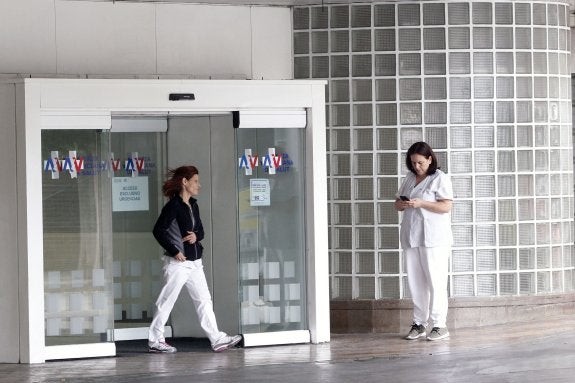 Dos sanitarias, a las puertas del Hospital Clínico de Valencia. :: irene marsilla