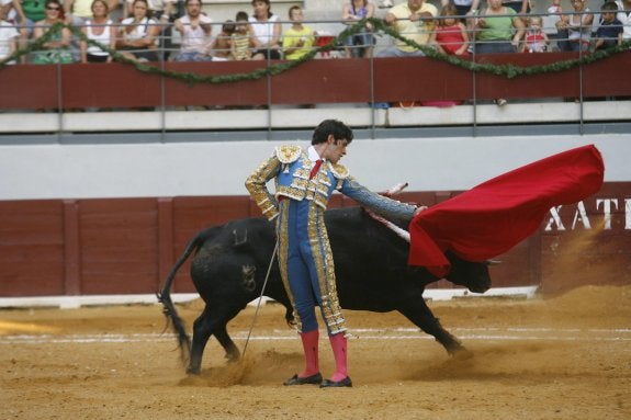 Un espectáculo taurino en la plaza de toros de Xàtiva. :: lp
