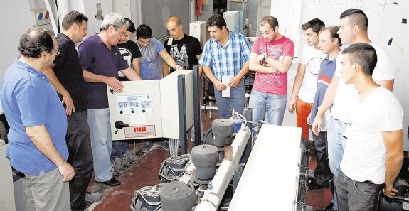 Alumnos de FP atienden a las explicaciones del monitor.