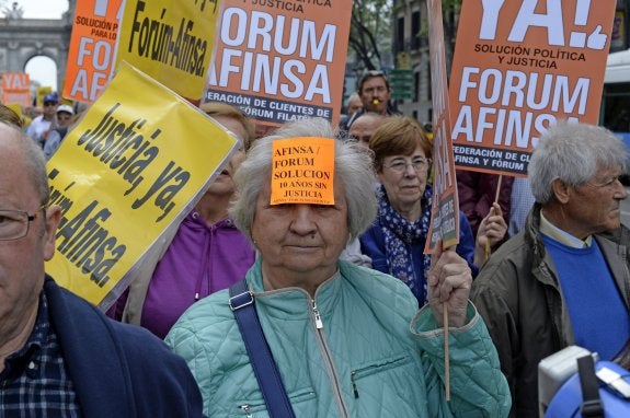 Afectados de Forum Filatélico y Afinsa se manifestaron hace un mes en Madrid para denunciar que el caso sigue sin resolverse. :: Víctor Lerena/EFE