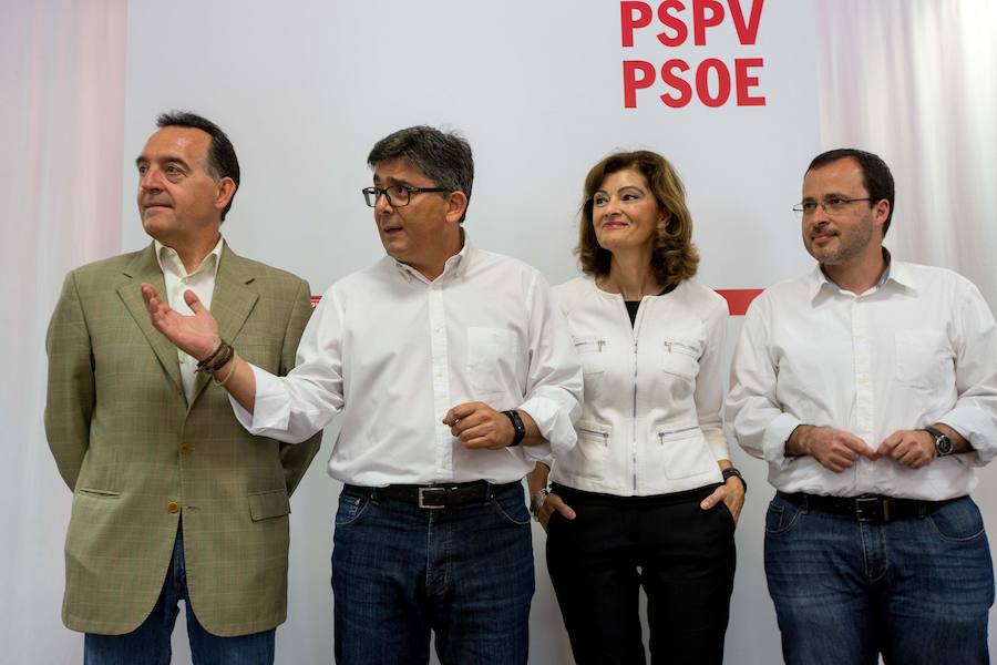 Los cabeza de lista por las tres provincias, Ana Botella (2d), Julián López (d) y Artemi Rallo (i), participan en un desayuno informativo junto al coordinador de la campaña electoral, Alfred Boix (2i).