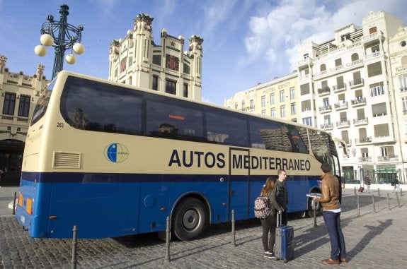 Autobuses fletados por Renfe para reforzar la línea Valencia-Castellón. :: damián Torres