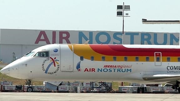 Un avión de Air Nostrum, que unirá Alicante y León, en el aeropuerto de Valencia.