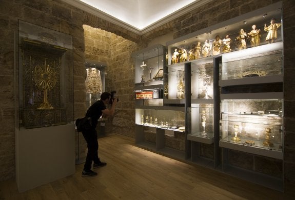 Un fotógrafo capta una imagen en una de las salas del museo, ayer por la mañana. :: EFE/Miguel Ángel Polo