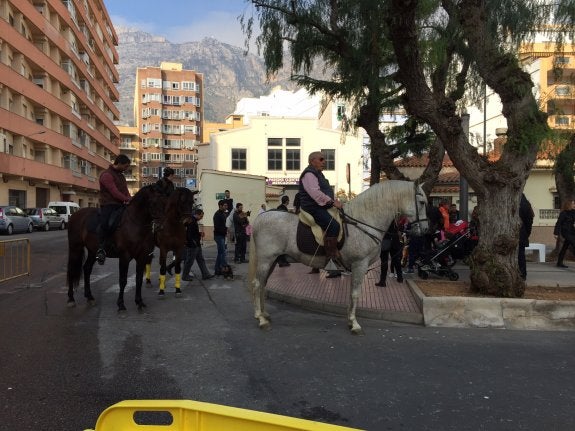 Caballos en una calle de Tavernes durante la celebración del día de Sant Antoni. :: lp