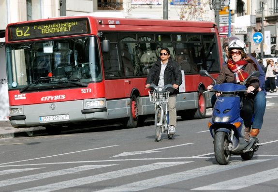 Un autobús circula por una calle céntrica de Valencia. :: efe/juan carlos cárdenas