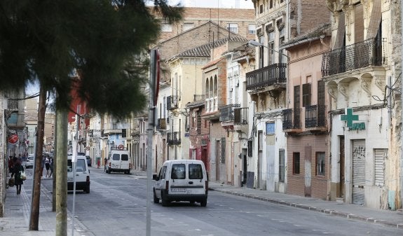 Una calle del Cabanyal, en una imagen reciente. :: jesús signes