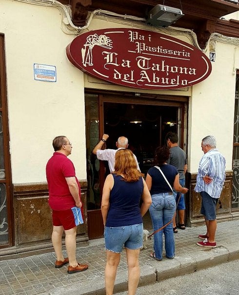  Fachada. Clientes esperando en el emblemático comercio. 