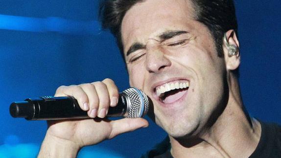 David Bustamante canta 'Bésame mucho' en su firma de discos en Valencia