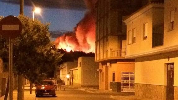 Incendio de Bolbaite | Los vecinos evacuados por el humo vuelven a sus casas