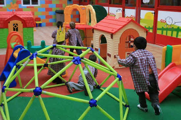 Varios niños juegan en una guardería en Valencia.