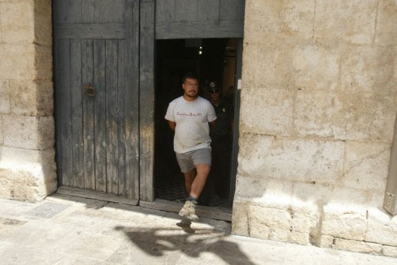 El detenido, ayer, a su salida de los juzgados de Xàtiva. :: b. g.