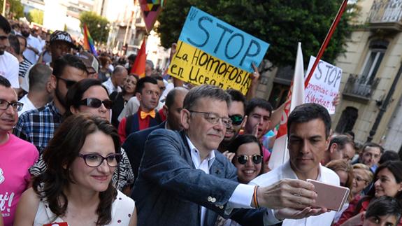 Pedro Sánchez y Ximo Puig, haciendo un selfi, junto a Mónica Oltra.