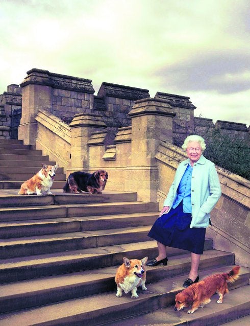 Isabel II, en el castillo de Windsor con sus corgis 'Willow', 'Vulcan', 'Candy' y 'Holly'.  