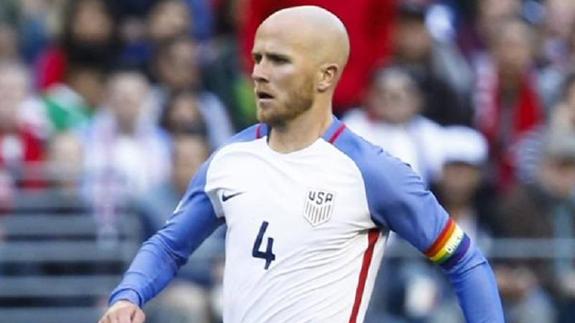 El capitán estadounidense Michael Bradley con la indumentaria que subastará para las víctimas de Orlando.