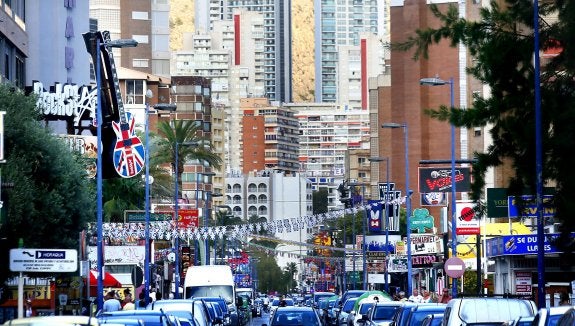 Una calle comercial de un municipio turístico valenciano. 