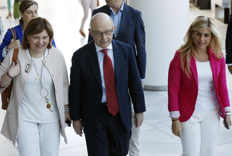 Cristóbal Montoro, junto a Isabel Bonig (izq.) y Eva Ortiz.