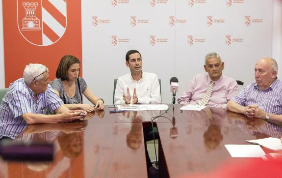 El alcalde de Mislata. junto al representante vecinal, durante la rueda de prensa de ayer. :: lp