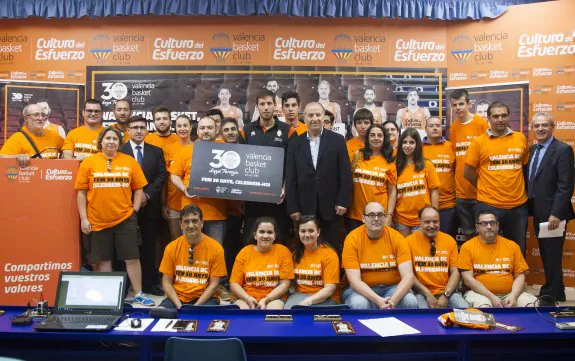 Van Rossom y Paco Raga posan junto a los aficionados del Valencia Basket presentes en la puesta de largo de la campaña de abonos . :: miguel ángel polo