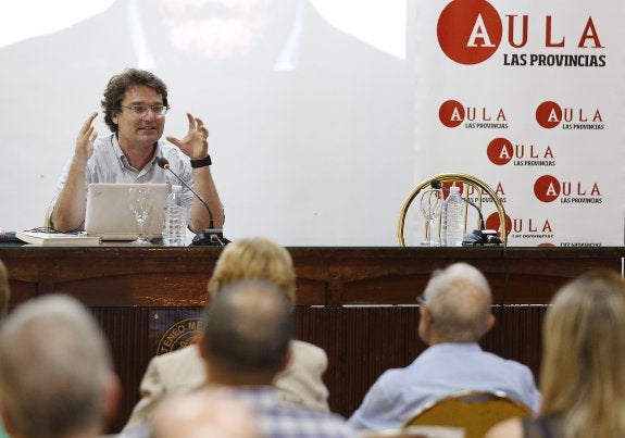 El profesor J. M. Mulet gesticula en un momento de su charla en el Aula LAS PROVINCIAS, ayer, en el Ateneo Mercantil de Valencia. :: J. SIGNES