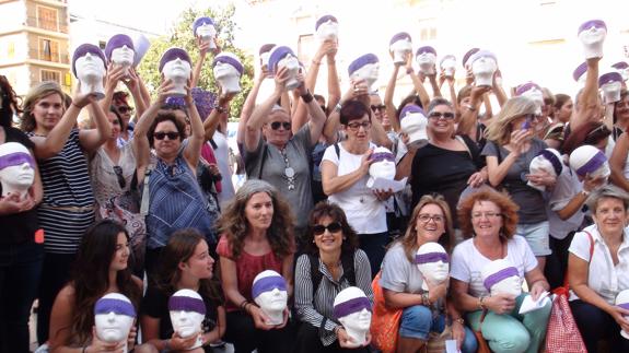 Cien cabezas de mujeres ocupan la Plaza de la Virgen de Valencia