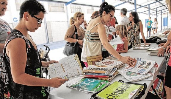 Banco de libros organizado por los padres de un centro de Alicante. :: j. p. reina