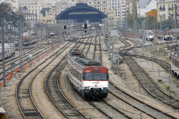 Un tren abandona la estación del Norte. :: irene marsilla