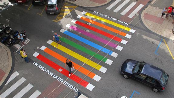 El paso de peatones multicolor, en la calle Marqués de Campo de Dénia.