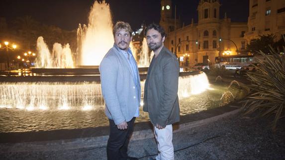 Sergio Peris Mencheta y Sergio Villanueva junto a la fuente de la plaza del Ayuntamiento.