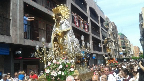  Los vecinos de Paterna acudieron en masa a la llamada de la virgen.  