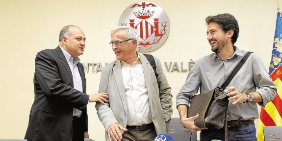 Joan Calabuig (PSPV), Joan Ribó (Compromís) y Jordi Peris (València en Comú) en el inicio del mandato. :: irene marsilla