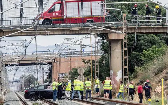 Un coche cae a las vías del tren en Vila-real y corta la circulación